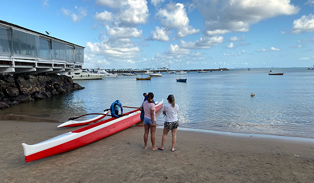 Canoa havaiana para passeio em Salvador