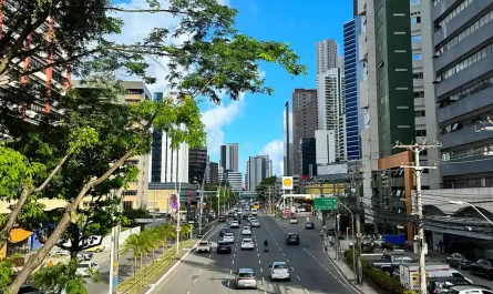 Avenida Tancredo Neves em Salvador com prédios comerciais e céu azul