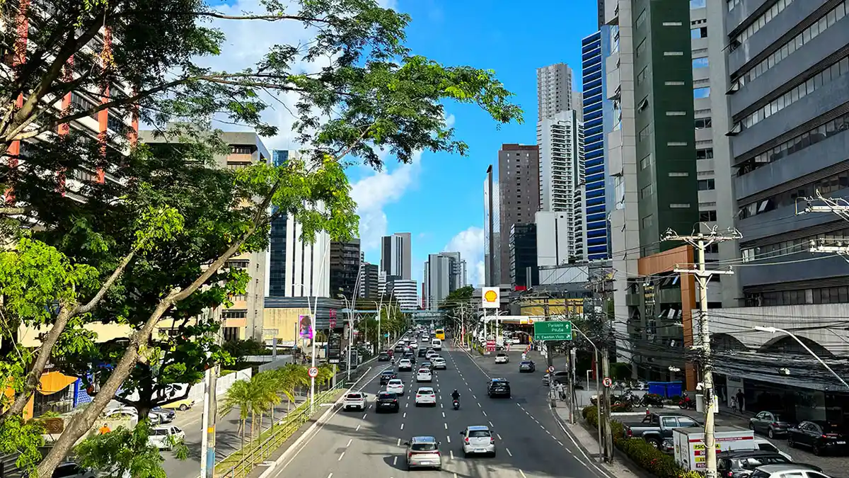 Avenida Tancredo Neves em Salvador com prédios comerciais e céu azul
