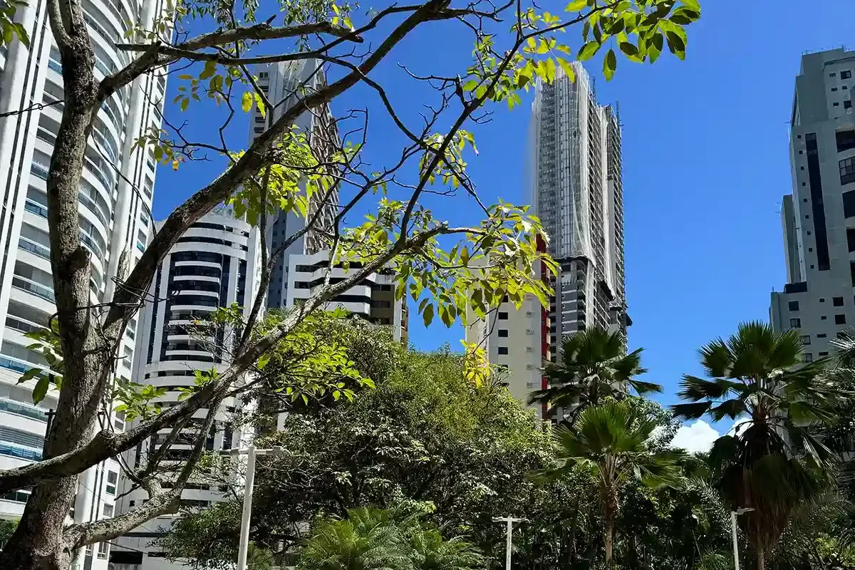 Prédios residenciais modernos e arborização no Bairro Aquarius em Salvador.