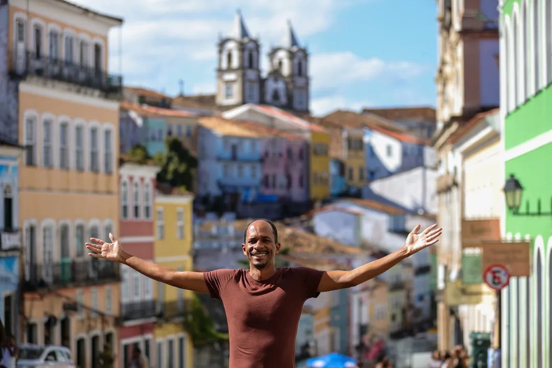 Foto de Caio Costa, autor do A Vida Em Salvador